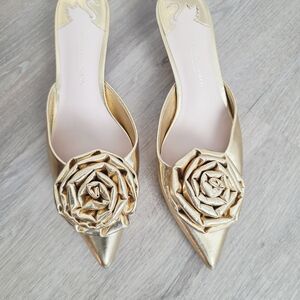 ANTONIO MELANI Gold Heels with Sophisticated Style
